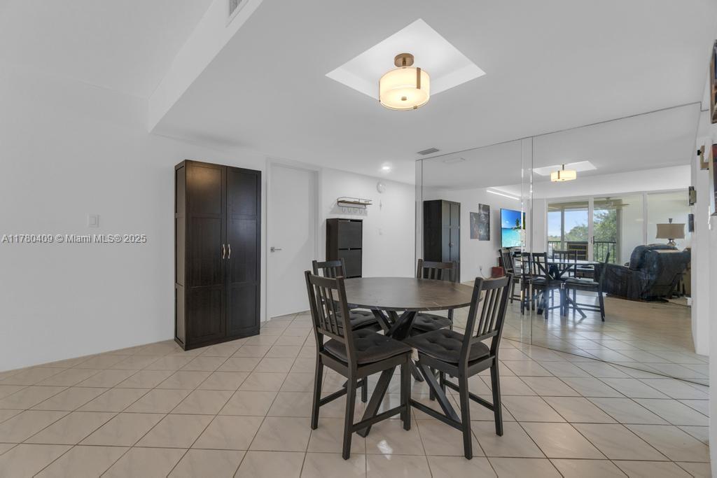 COUNTRY CLUB APTS AT BONAV - Residential