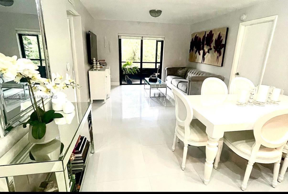 BANYAN TREE SIX CONDO - Residential