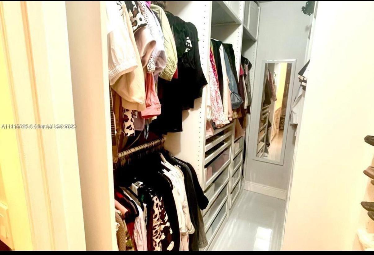 BANYAN TREE SIX CONDO - Residential