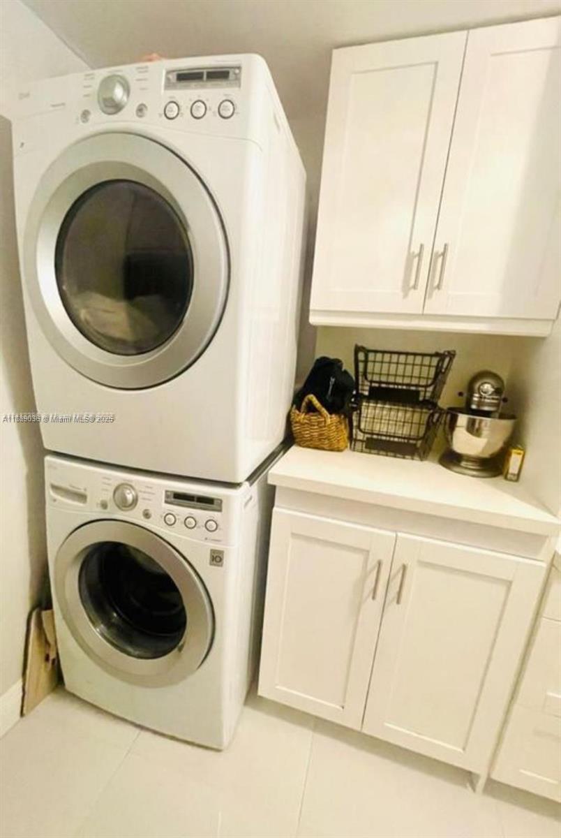 BANYAN TREE SIX CONDO - Residential