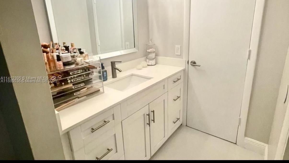 BANYAN TREE SIX CONDO - Residential