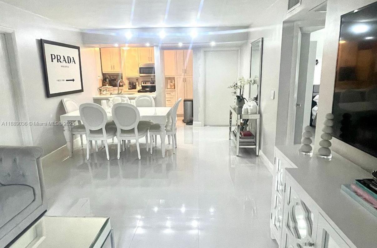 BANYAN TREE SIX CONDO - Residential