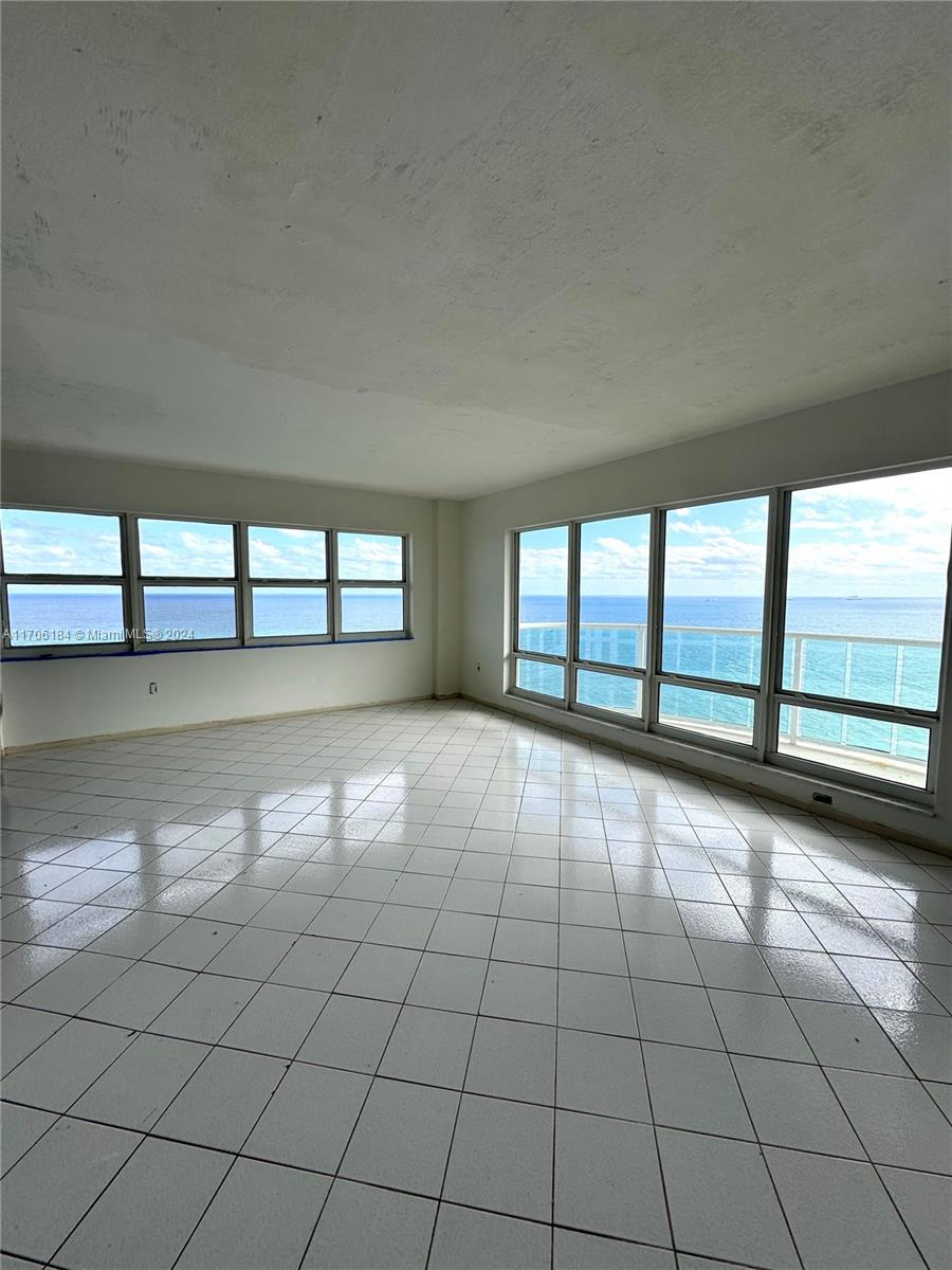 South East Corner Unit on Pent house !!!! 1900 sq ft, can be easy a 3 bedrooms and 3 full bath.
give your Own touch on this unique Condo !!!
unit need complete renovation !!!