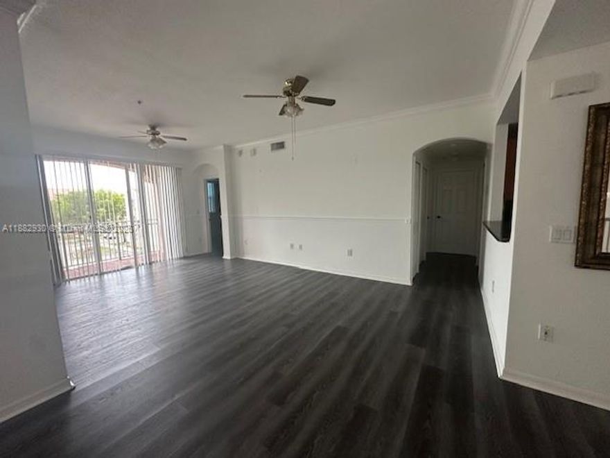 Second-floor entrance. Great location, within walking distance from elementary school, featuring three bedrooms, laminated floors, accordion shutters, a large living area, a balcony, and a washer and dryer. The unit is very well kept