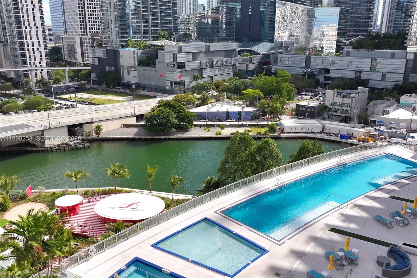 MINT CONDO - Residential