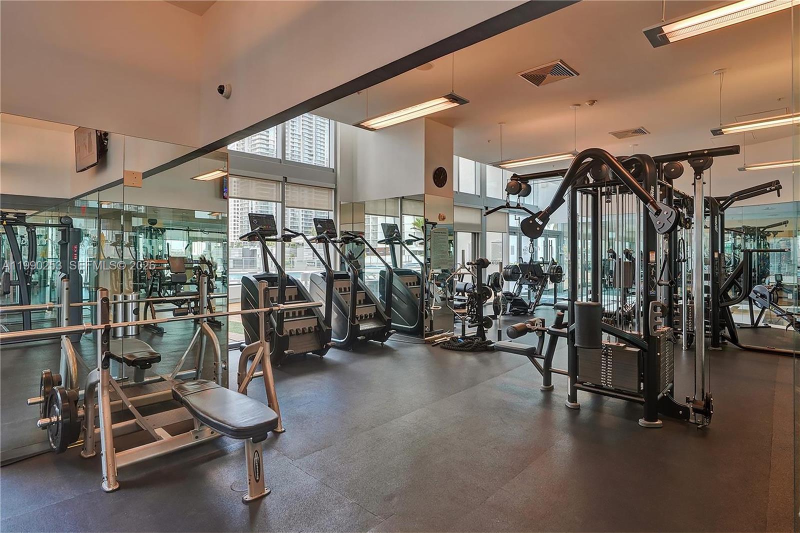 MINT CONDO - Residential