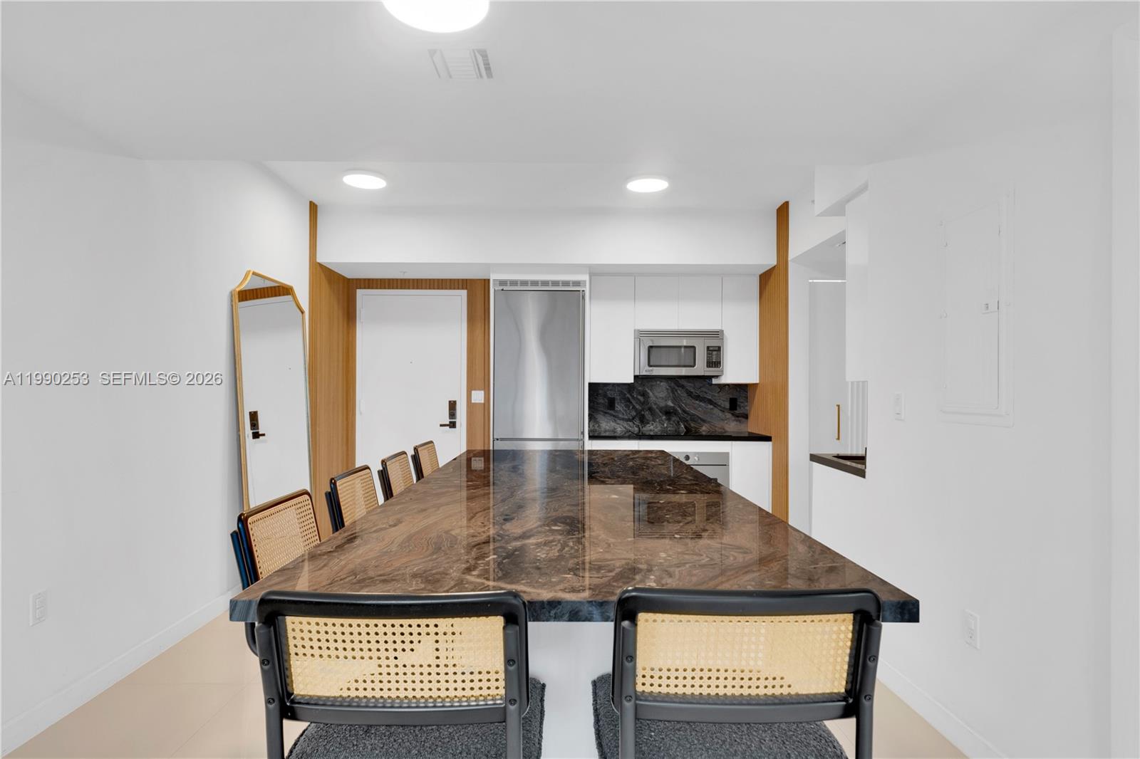 MINT CONDO - Residential