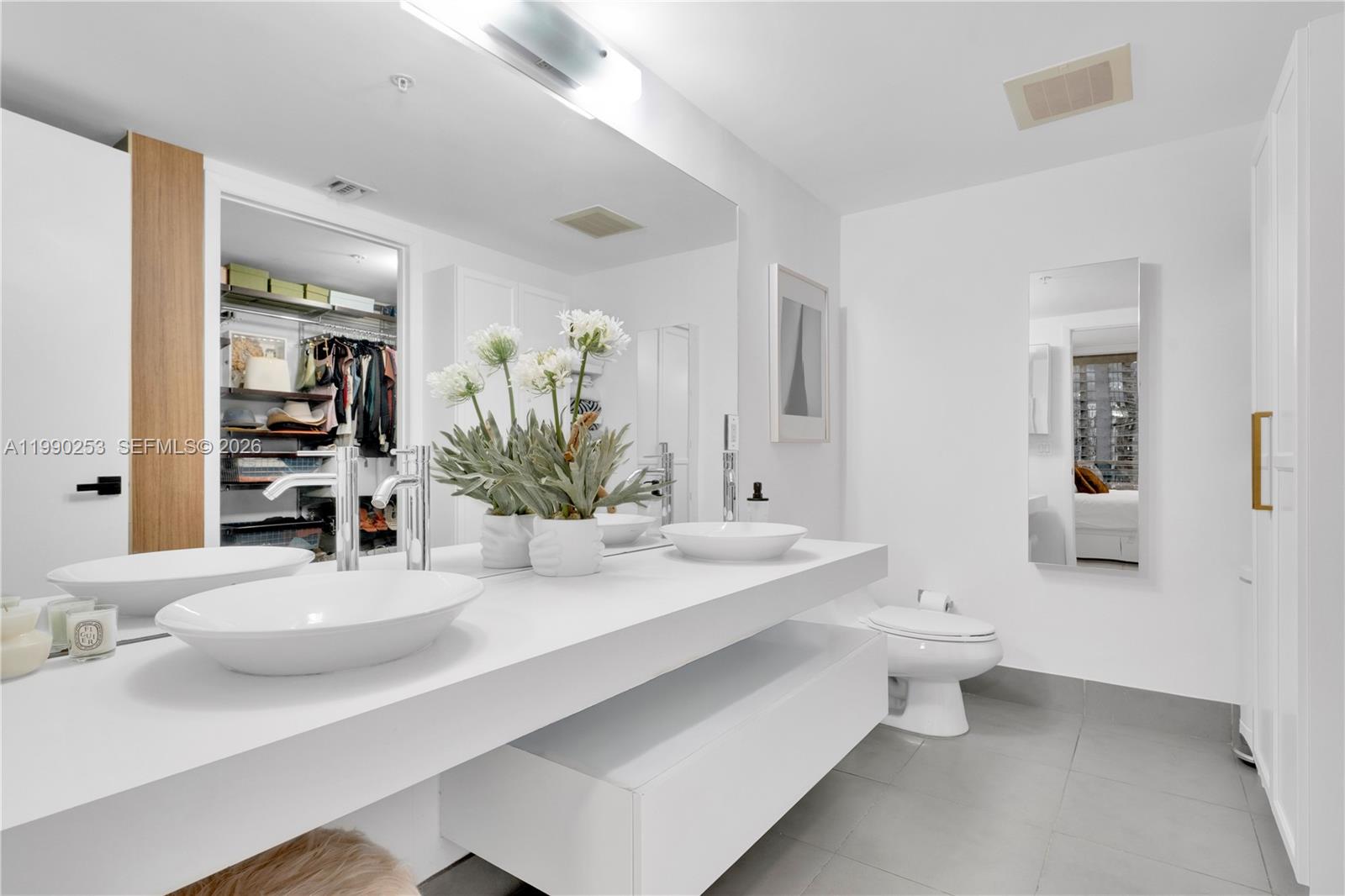 MINT CONDO - Residential