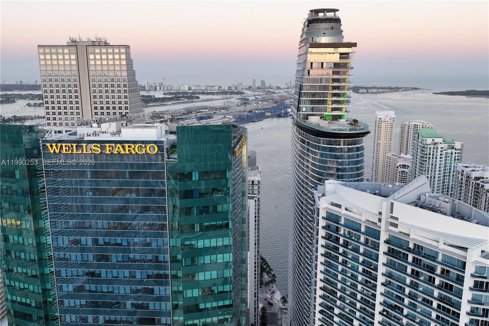 MINT CONDO - Residential