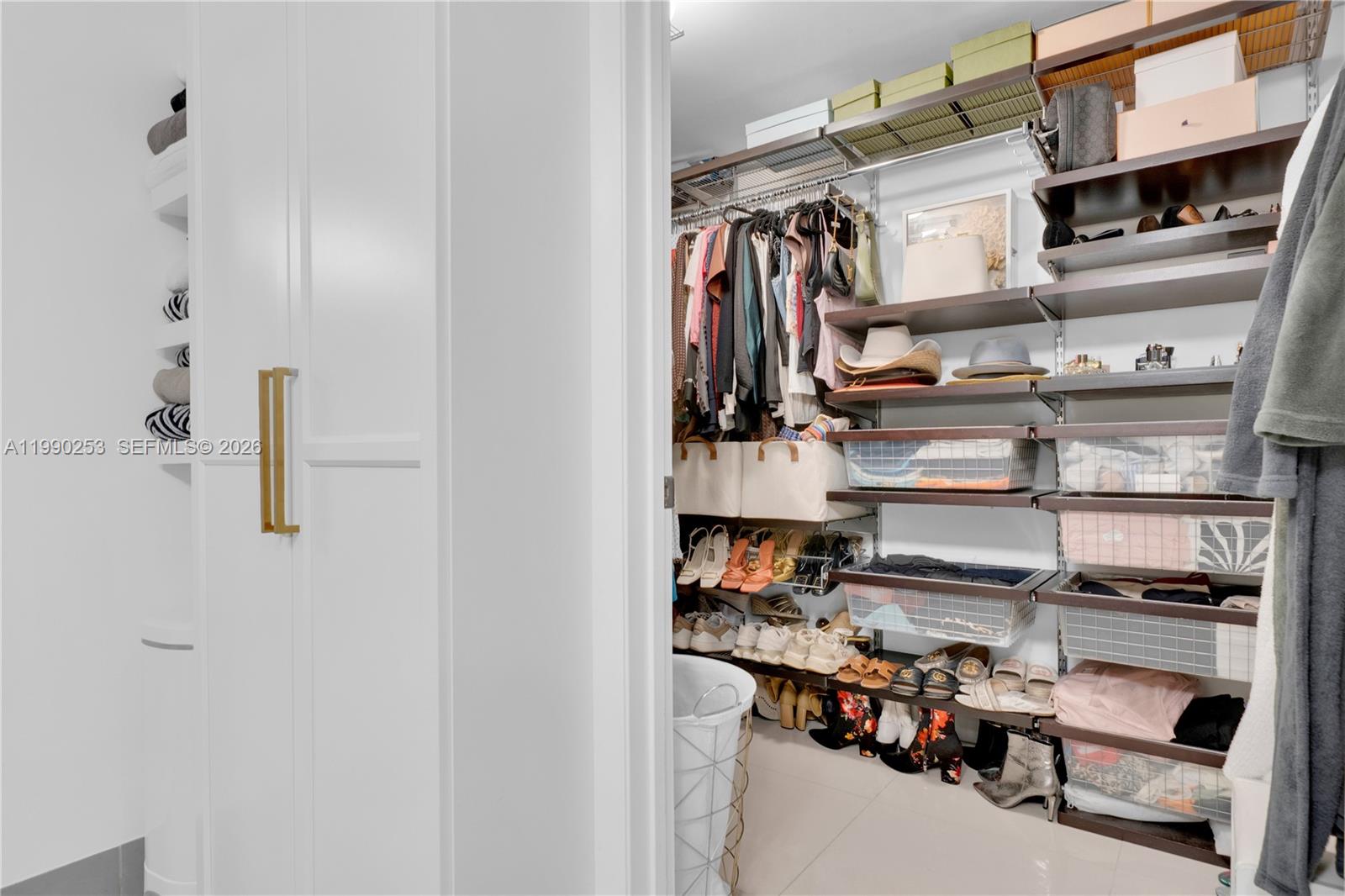 MINT CONDO - Residential