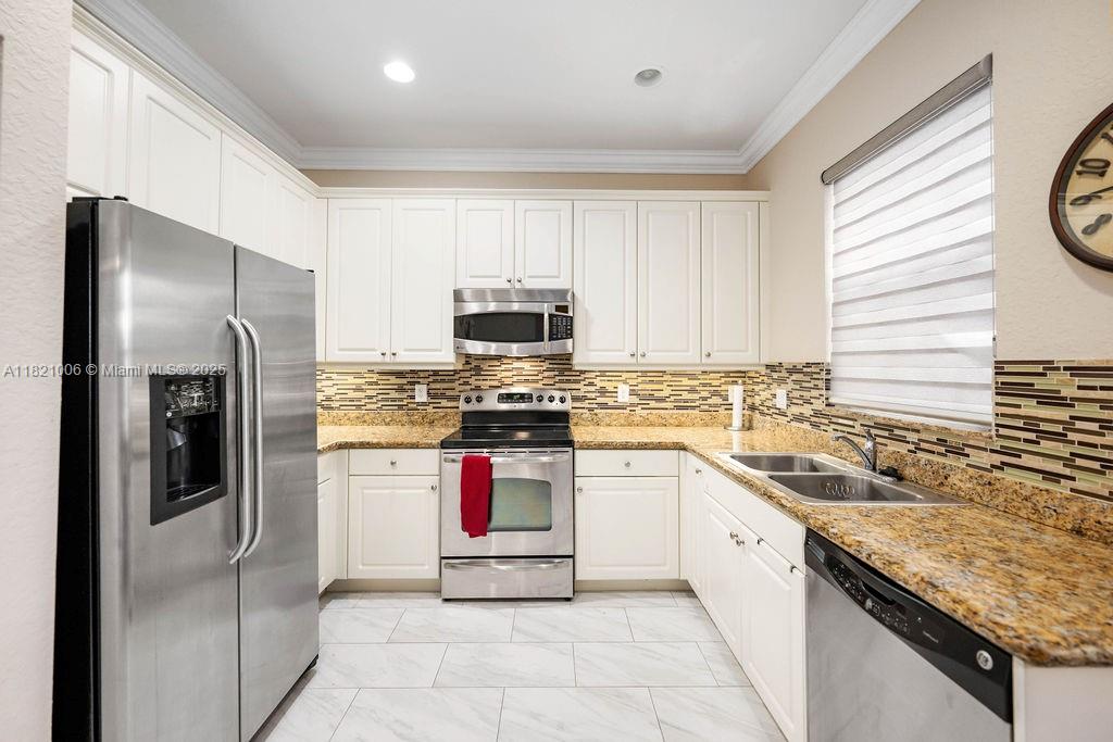 MINI ASSEMBLAGE PUD 6 - Residential Lease
