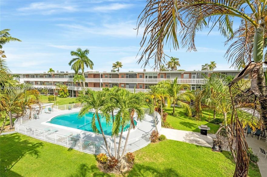GREAT LOCATION CONDO JUST ONE BLOCK OF HALLADALE BEACH BLVD. 3 BLOCKS FROM US1 15 MINUTES WALKING TO THE BEACH, GREAT AREA AND CLOSE TO SUPERMARKETS, SHOPPING CENTER, BANKS, PHARMACIES, RESTAURANTS, AVENTURA MALL AAND PUIBLIC TRANSPORTATION