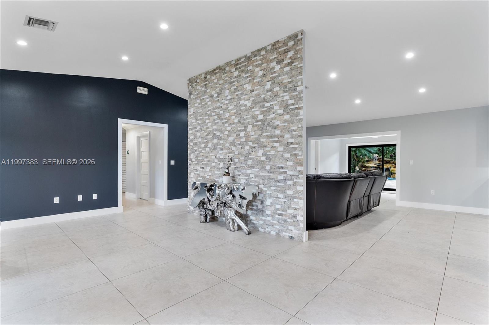 KINGS GROVE - Residential