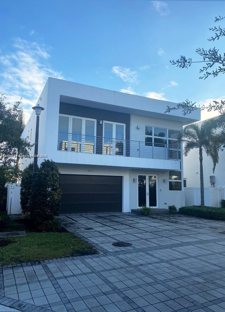 Property for Sale at 9880 Nw 74th Ter, Doral, Miami-Dade County, Florida - Bedrooms: 5 
Bathrooms: 4  - $1,600,000