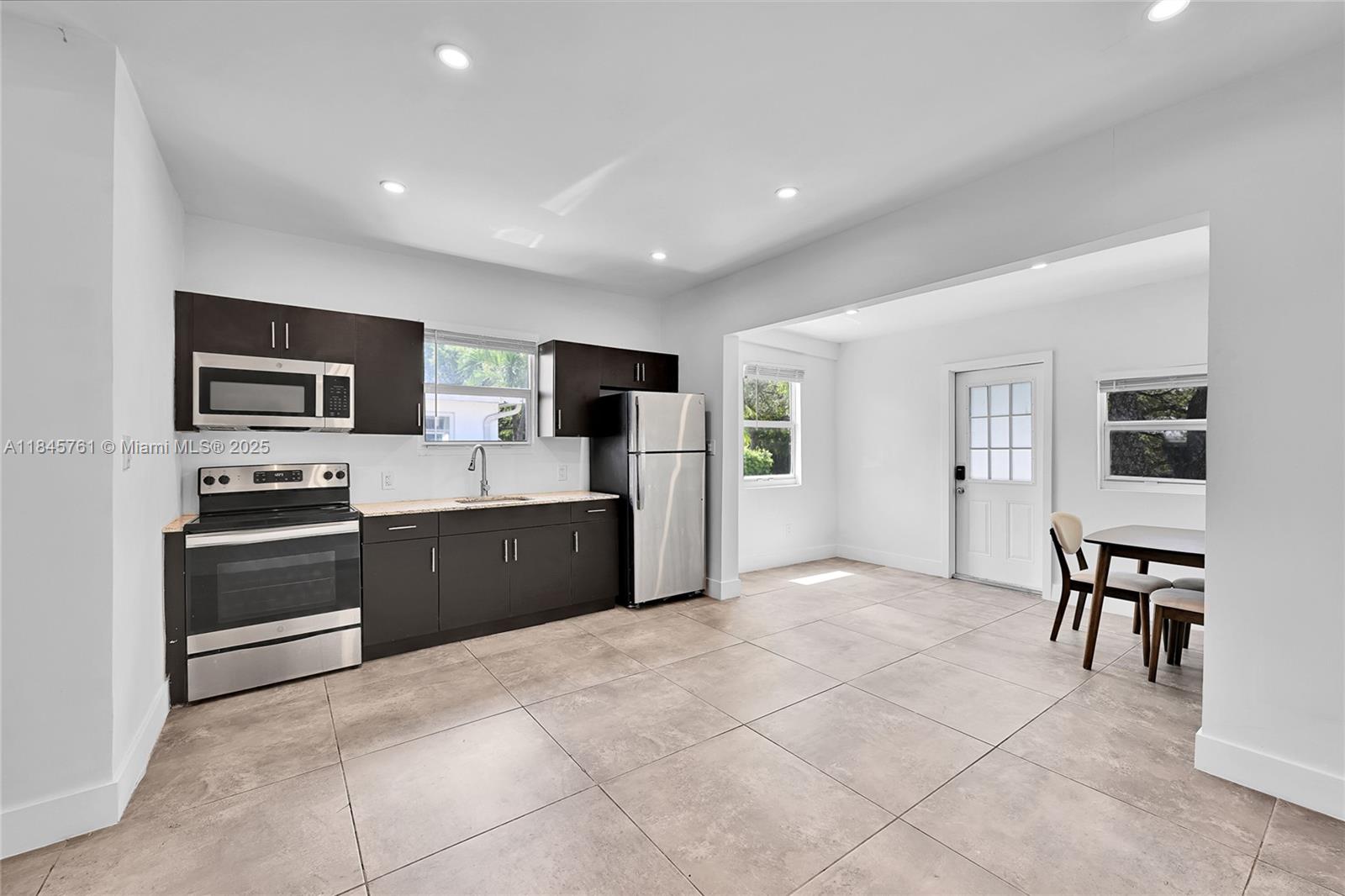 21 NE 48th St 21
