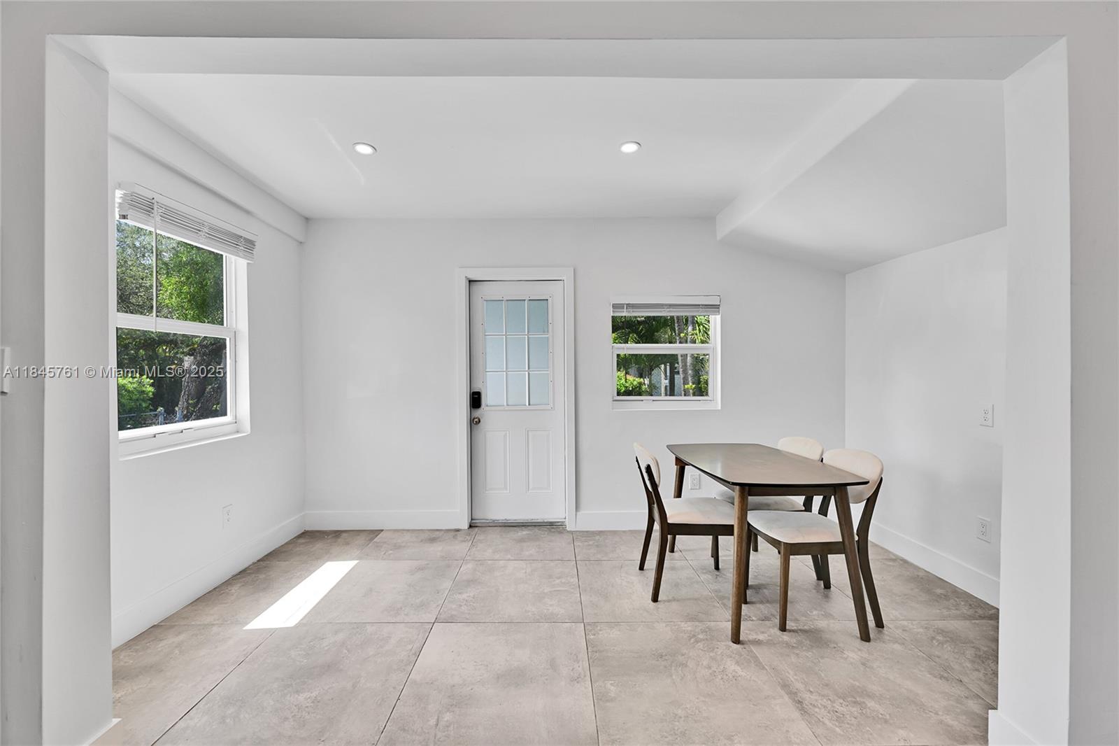 21 NE 48th St 21