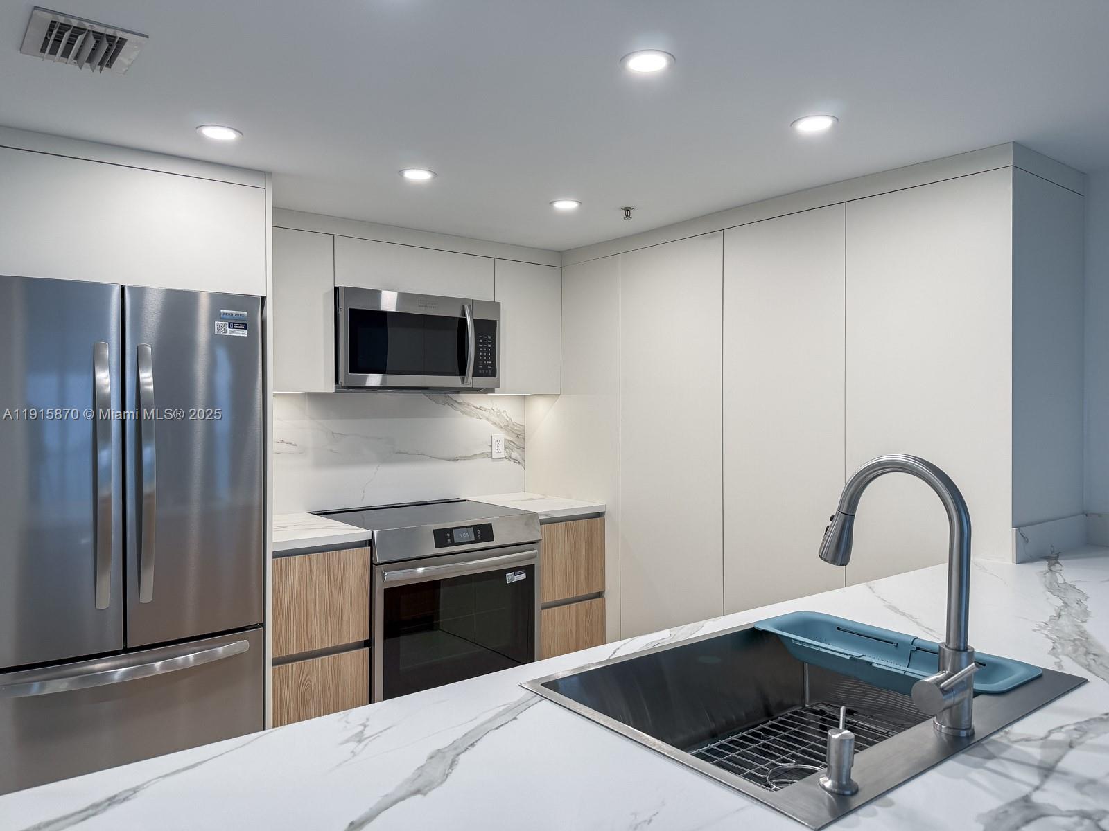 1800 N Bayshore Dr 3705