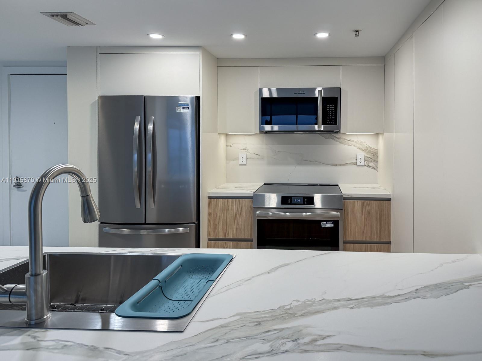 1800 N Bayshore Dr 3705