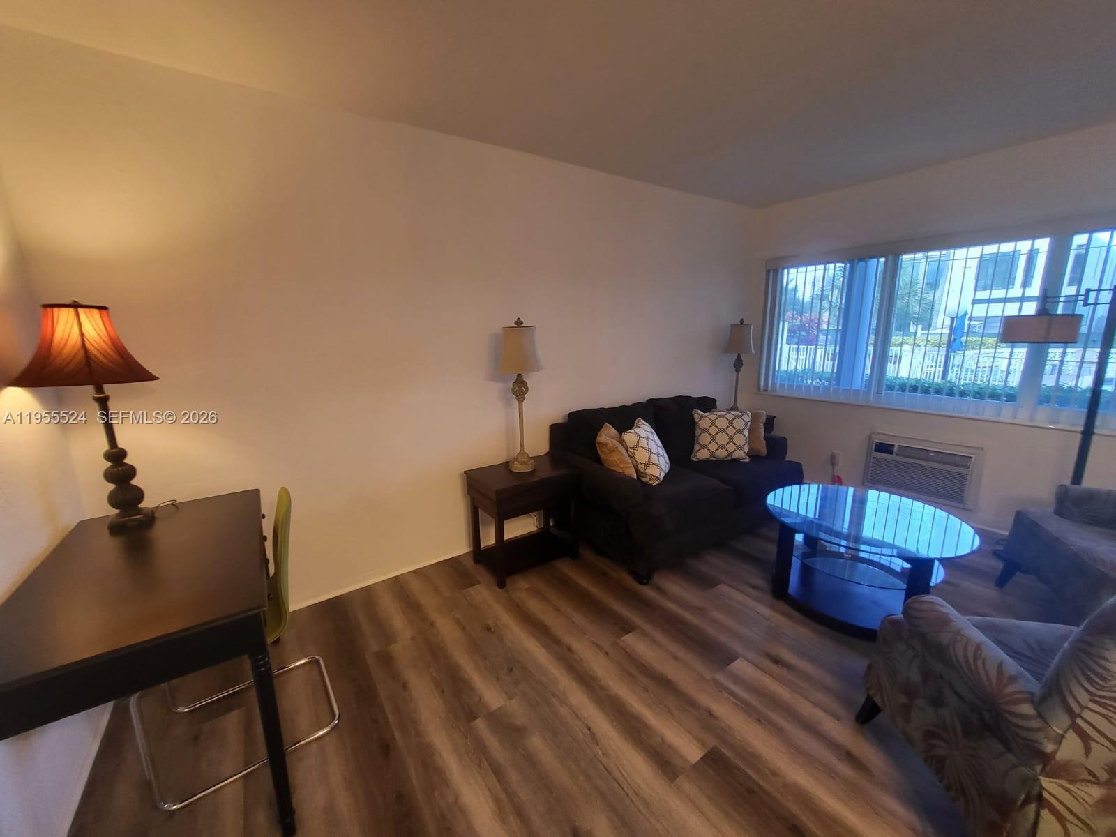 PASADENA GARDEN APARTMENT - Residential