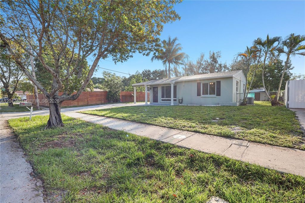 Photo of 1270 SW 47th Ave, Fort Lauderdale, FL 33317 (MLS # A12012401)