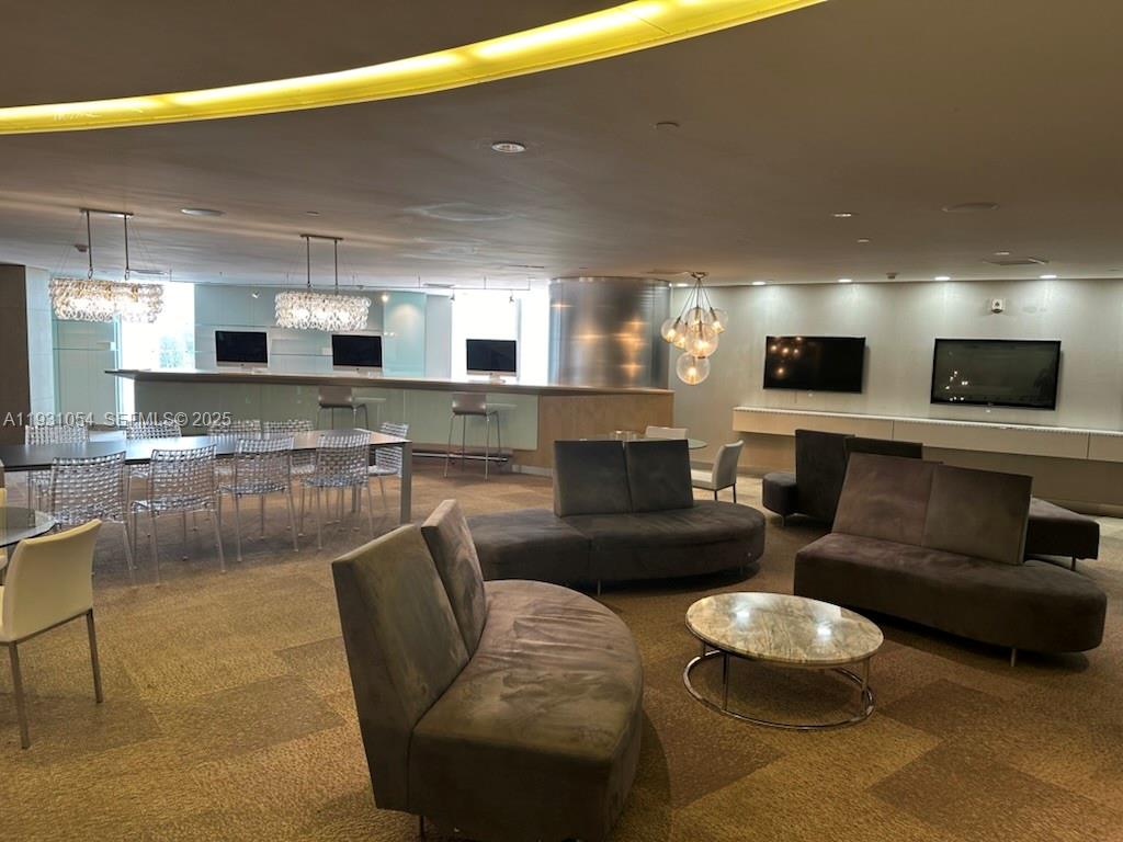 MINT CONDO - Residential