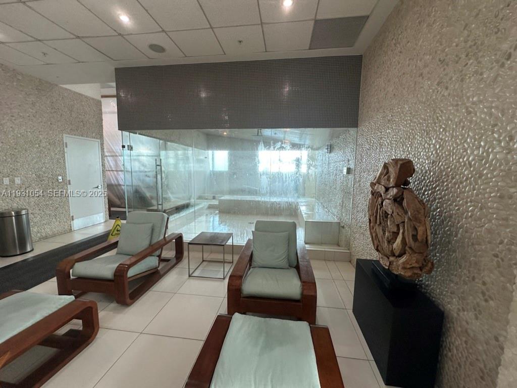 MINT CONDO - Residential