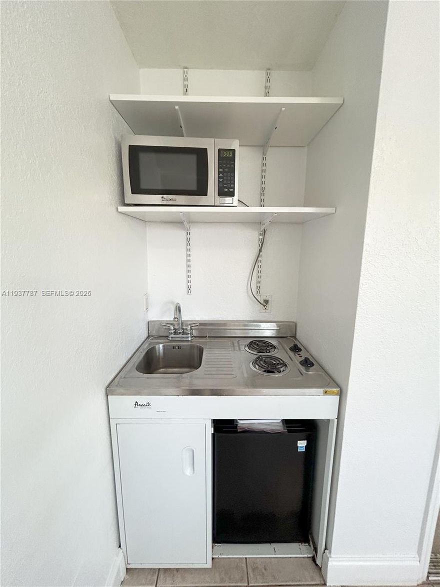 Charming studio apartment ready to be your new home!

This studio offers a comfortable and inviting living space with a functional layout and convenient features designed for everyday comfort. Enjoy an equipped kitchen, air conditioning, on-site amenities, and the convenience of parking in a controlled-access building.

Ceramic tile flooring
Appliance package
Mini refrigerator and stove
Wall-mounted air conditioning
Laundry room in the building
Swimming pool
Controlled access
Parking