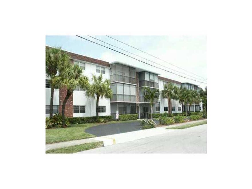 Ready to Move in. Great opportunity for a comfy 2-2 bright and spacious, Ceramic floors throughout. Brand New A/C Energy Efficiency. Recreational areas includes a nice pool and gardens. 1 parking space assigned. Close to beaches, major highways, shopping  malls and much more.