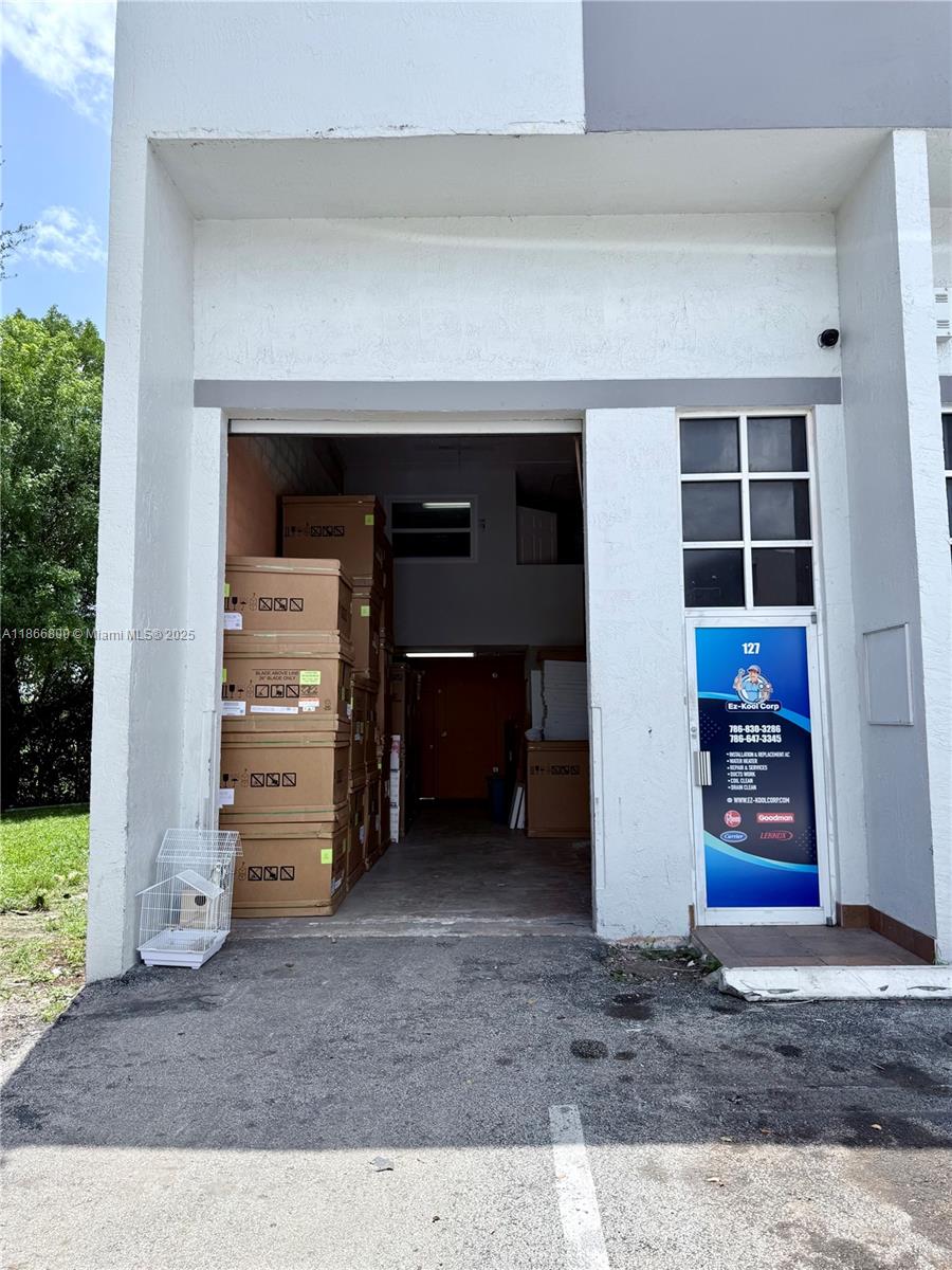Warehouse and office with corner lot for sale,530 sq ft, a bathroom, and HVAC system. HOA covers water. New Roof, centrally located in the Kendall Area. Great for a small business or as a storage unit.