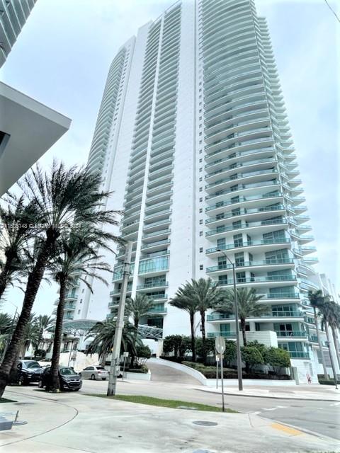 Amazing corner unit with spectacular views of Biscayne and Miami skyline with private elevator. Walk-in closets and marble floors. A split 2 Bedroom and 2 Bathroom with open floor plan. 24-hour Security and 24hr Valet Service. Jade includes all the amenities you can ask for including infinity pool, luxurious spa, and private racquetball court. Also, includes Internet and cable and pets welcomed!
