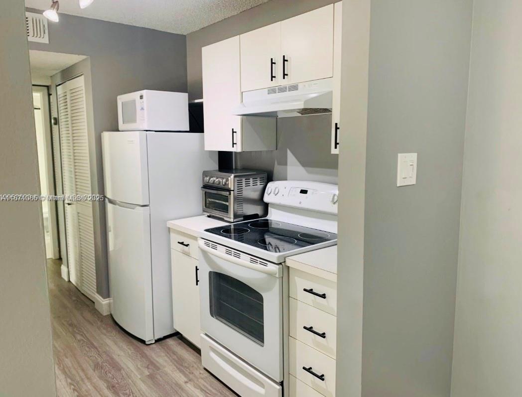 New in the market !Fantastic 1-bedroom, 1 bathroom apartment, ideal for one person or a couple. Inside the unit comes a washer and dryer. Beautiful laminate flooring, a balcony where you can enjoy the sunset. Various closets and storage spaces on the balcony, 2 parking spaces (1 assigned), a gated community with 2 pools, a clubhouse, a gym, a tennis court, a playground, and more. Additional access to the Hammocks Lake area.