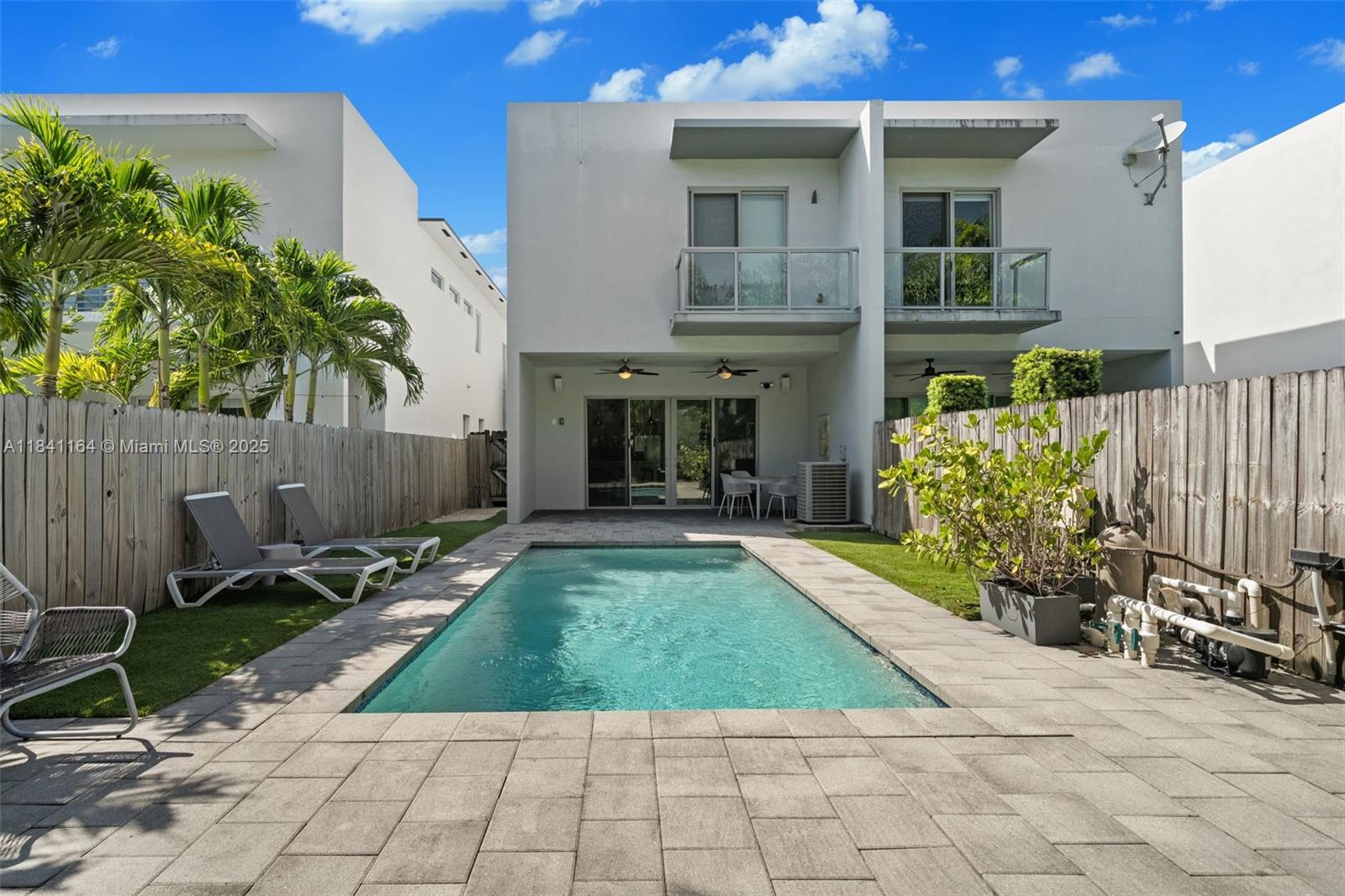 MODERN AND TASTEFULLY DECORATED TOWNHOME IN THE ROADS. 3 BED 3.5 BATH, PRIVATE POOL, SOUND SYSTEM IN THE FAMILY ROOM & MASTER BED, GARAGE, HIGH CEILINGS, CENTRALLY LOCATED ON A VERY PRVATE STREET JUST MINUTES AWAY FROM BRICKELL, COCONUT GROVE AND GABLES.
A MUST SEE! AVAILABLE AUGUST 15TH. CAN BE RENTED UNFURNISHED.