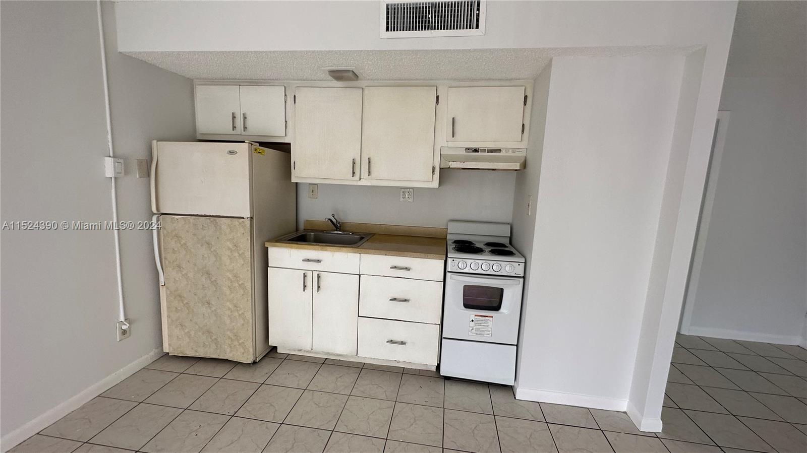 HAMPTON COURT CONDO - Residential Lease