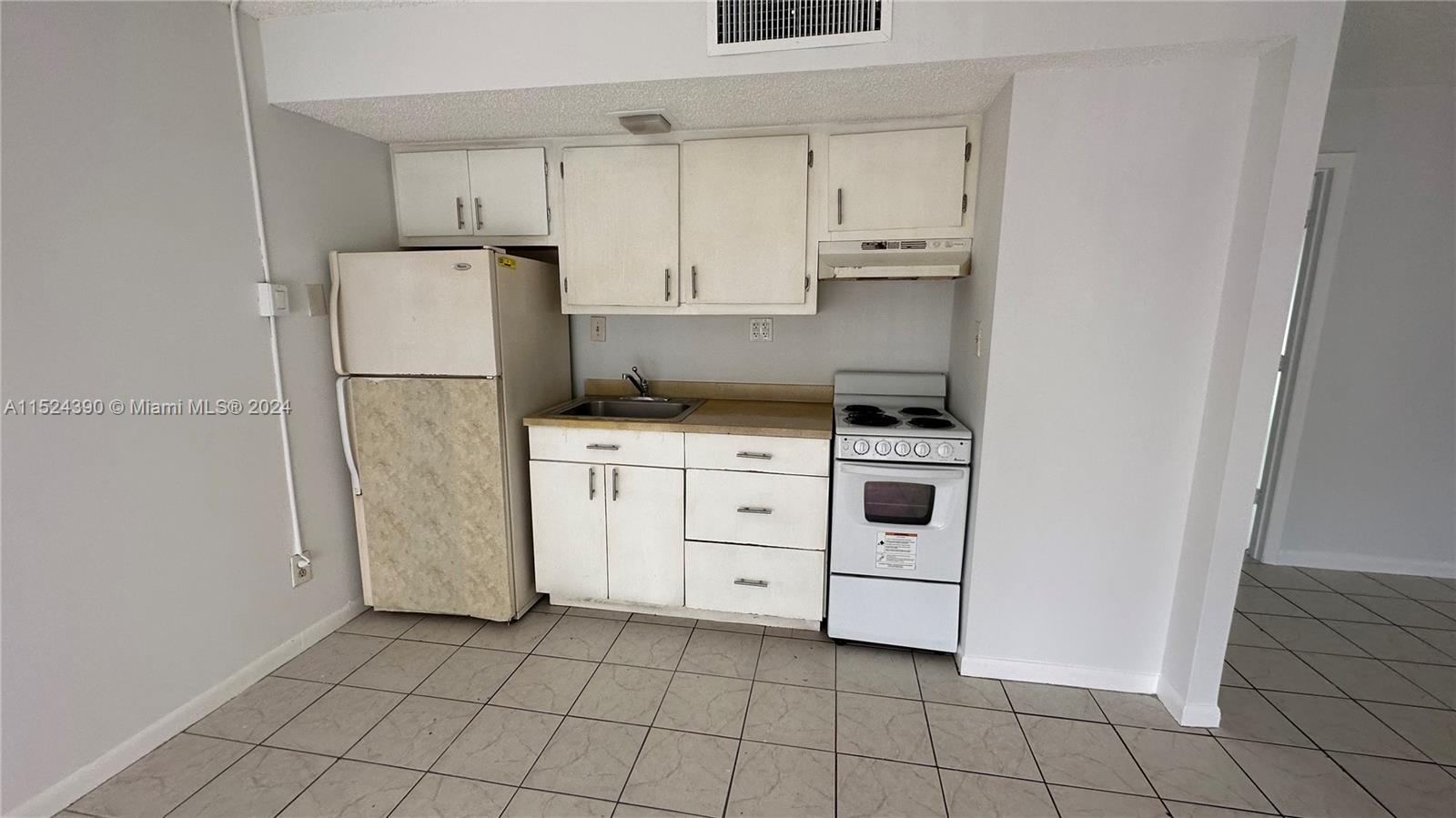 HAMPTON COURT CONDO - Residential Lease