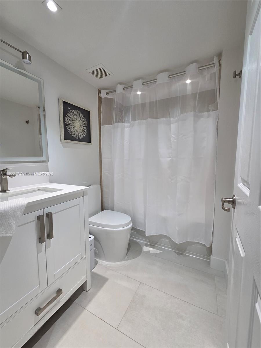 THE COURTS AT BAYSHORE II - Residential Lease