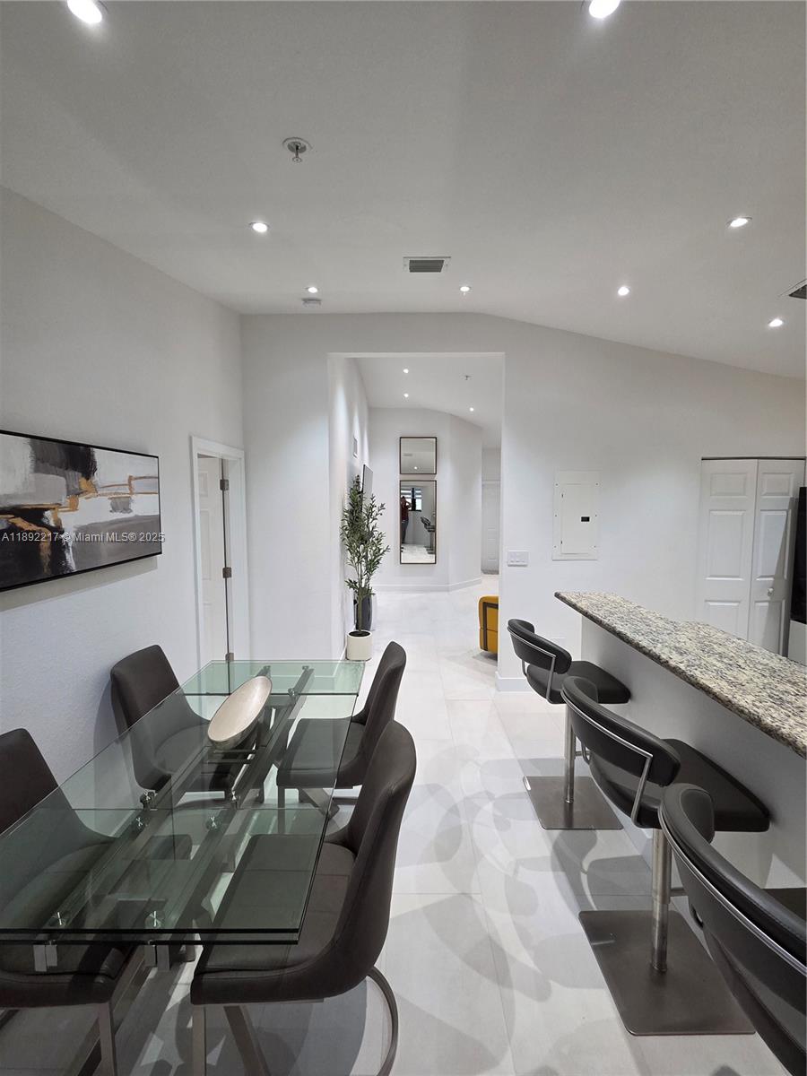 THE COURTS AT BAYSHORE II - Residential Lease