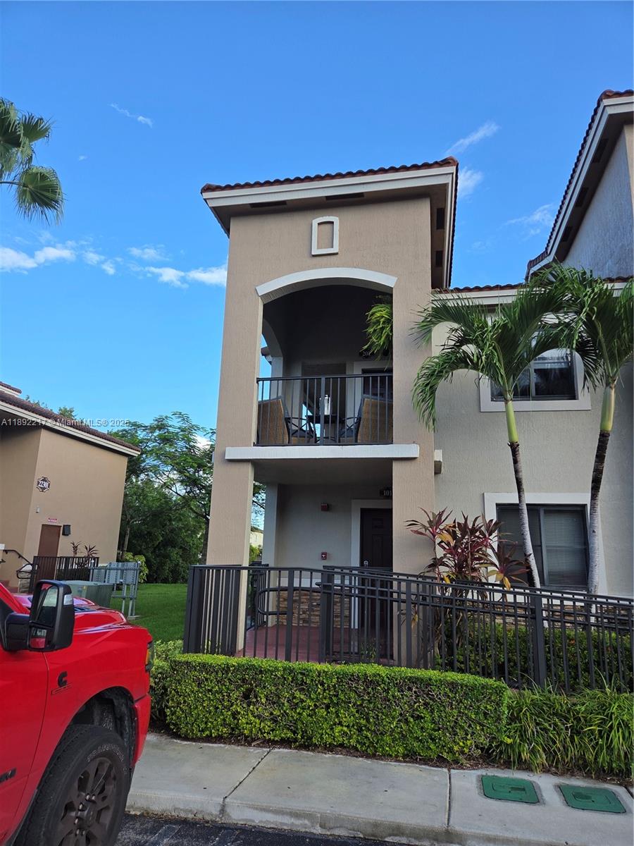THE COURTS AT BAYSHORE II - Residential Lease
