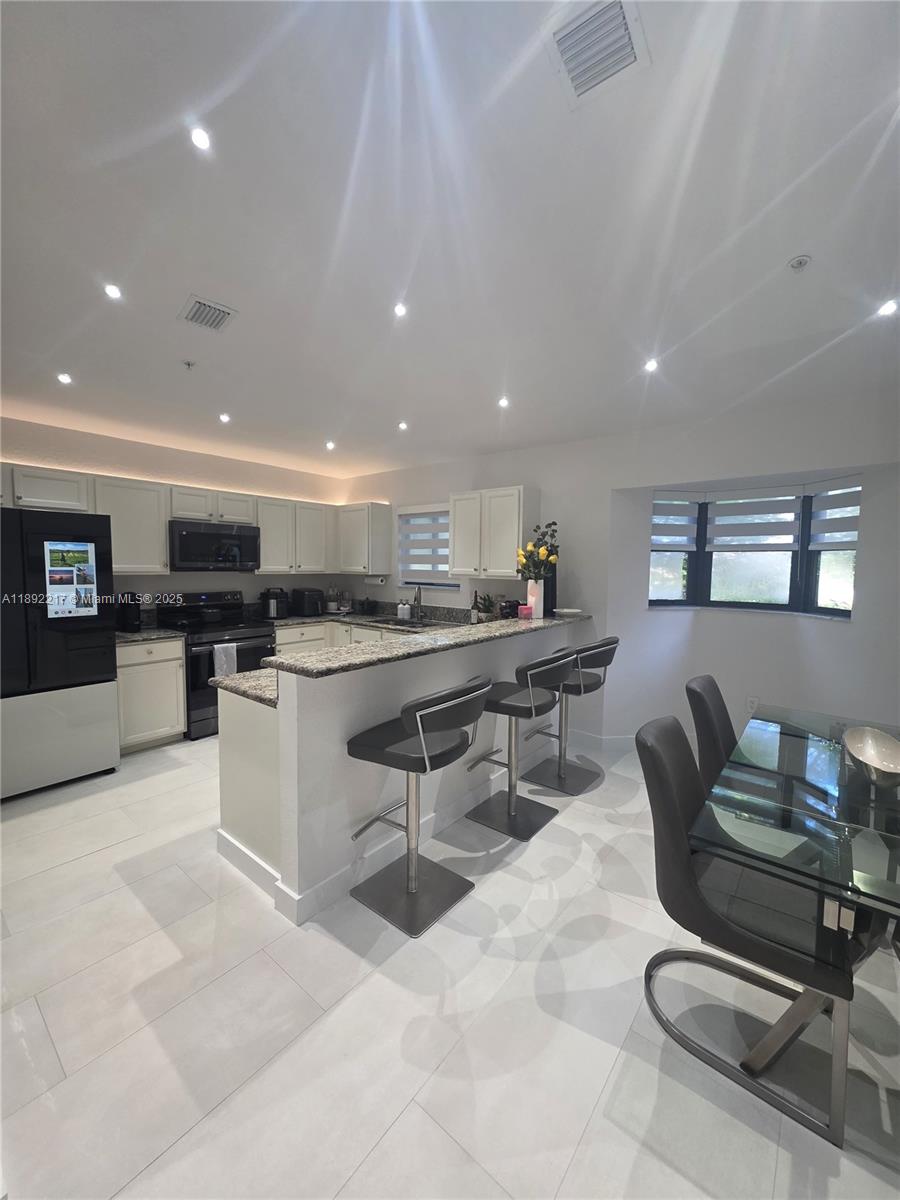 THE COURTS AT BAYSHORE II - Residential Lease
