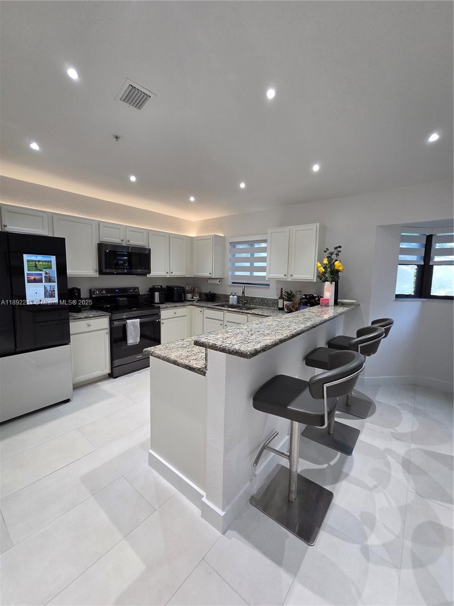THE COURTS AT BAYSHORE II - Residential Lease