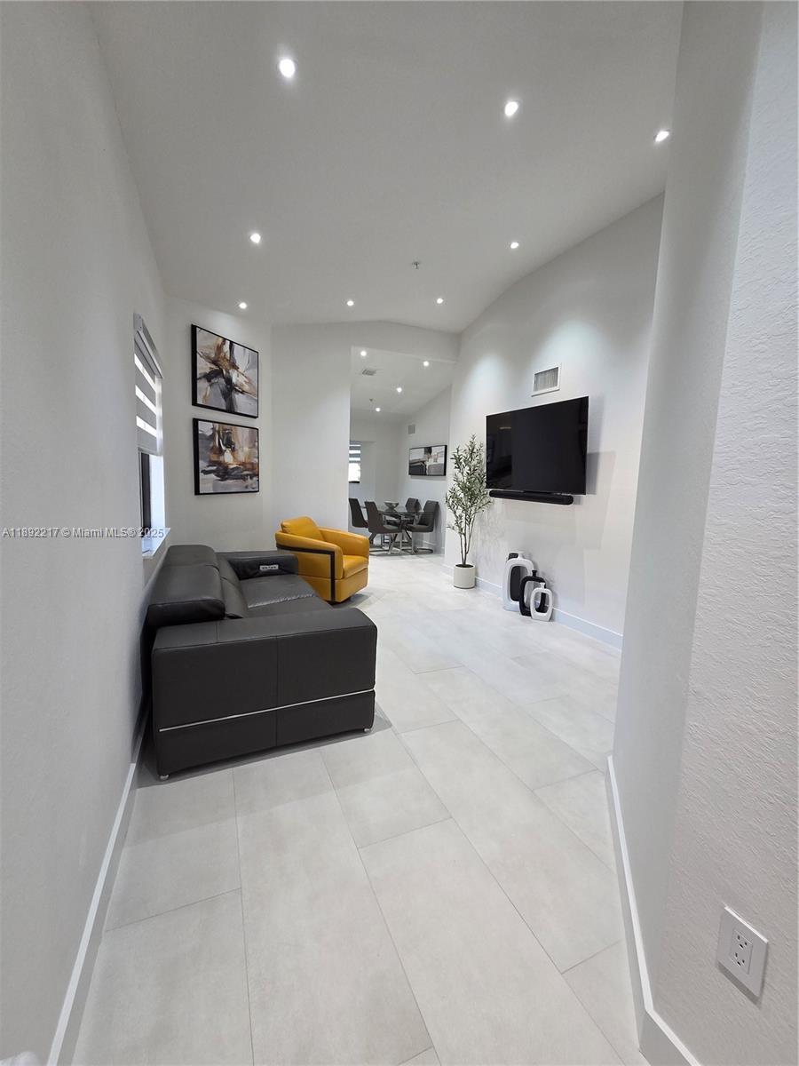 THE COURTS AT BAYSHORE II - Residential Lease