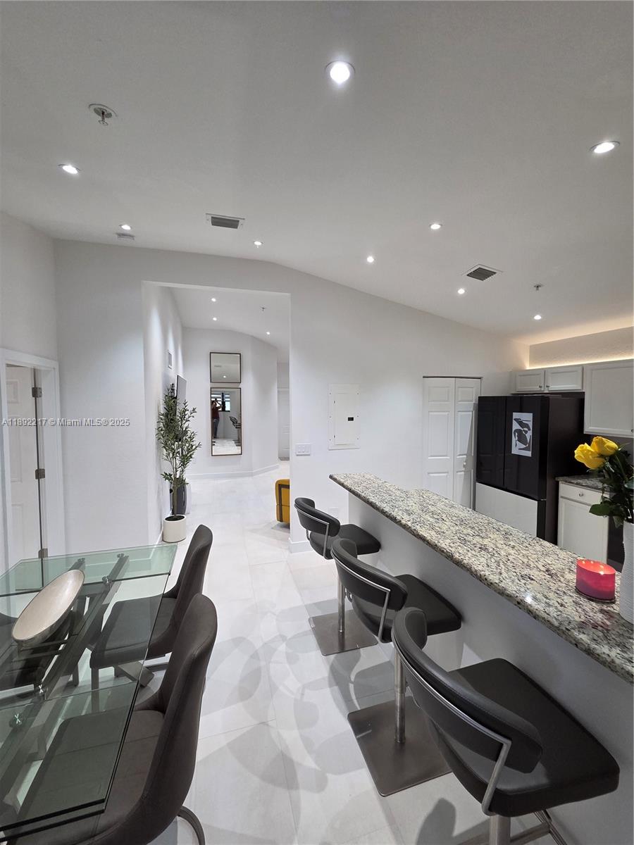 THE COURTS AT BAYSHORE II - Residential Lease