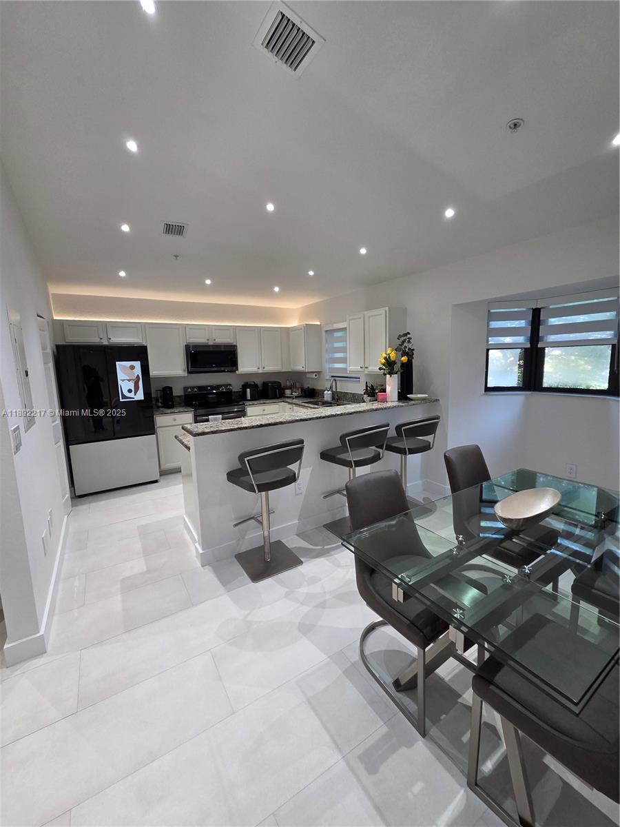 THE COURTS AT BAYSHORE II - Residential Lease