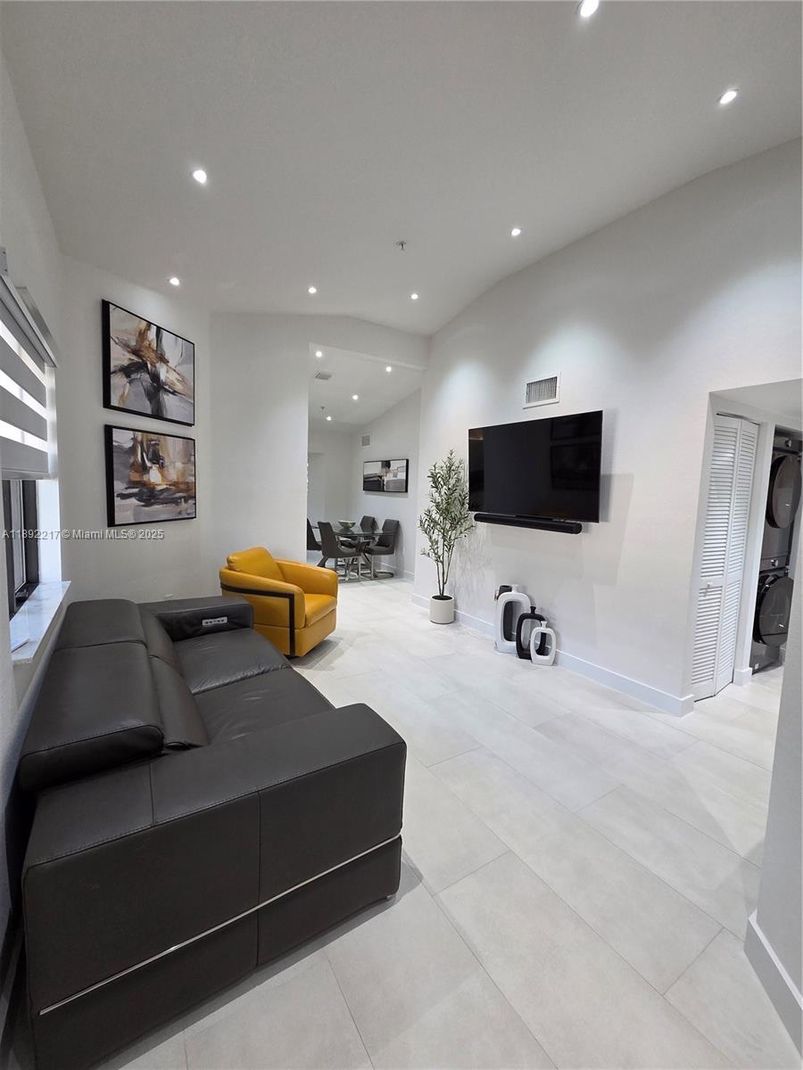 THE COURTS AT BAYSHORE II - Residential Lease