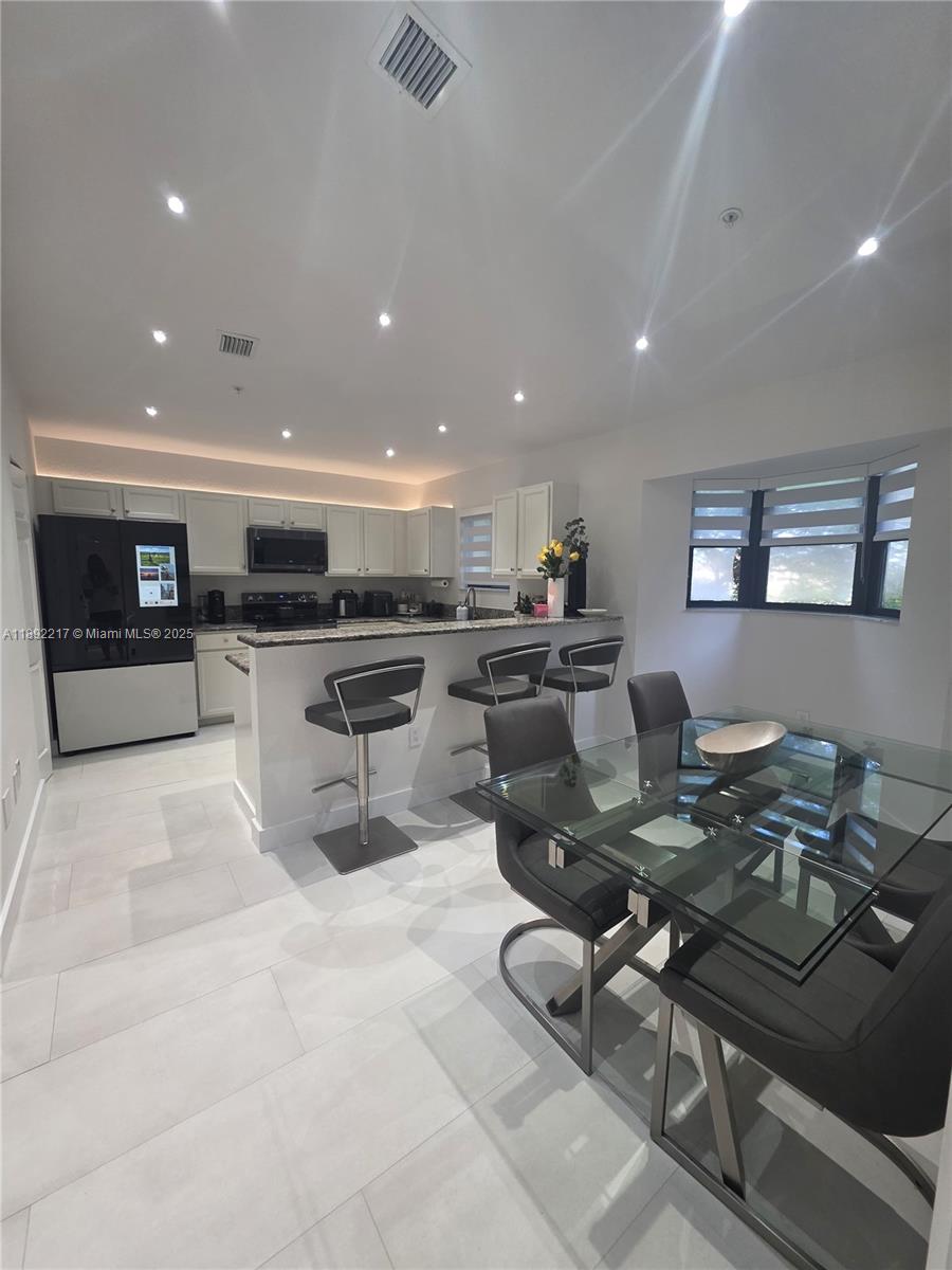 THE COURTS AT BAYSHORE II - Residential Lease