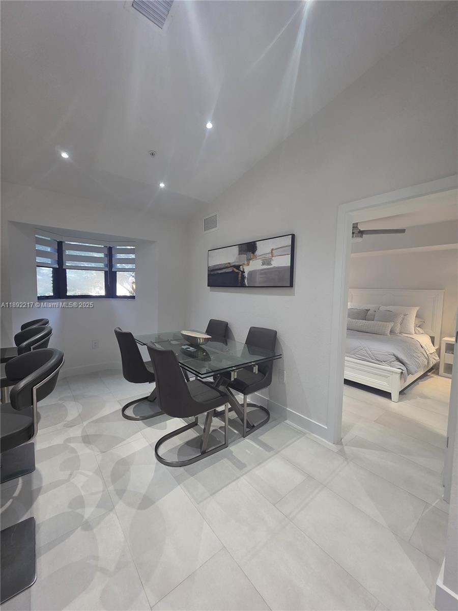 THE COURTS AT BAYSHORE II - Residential Lease