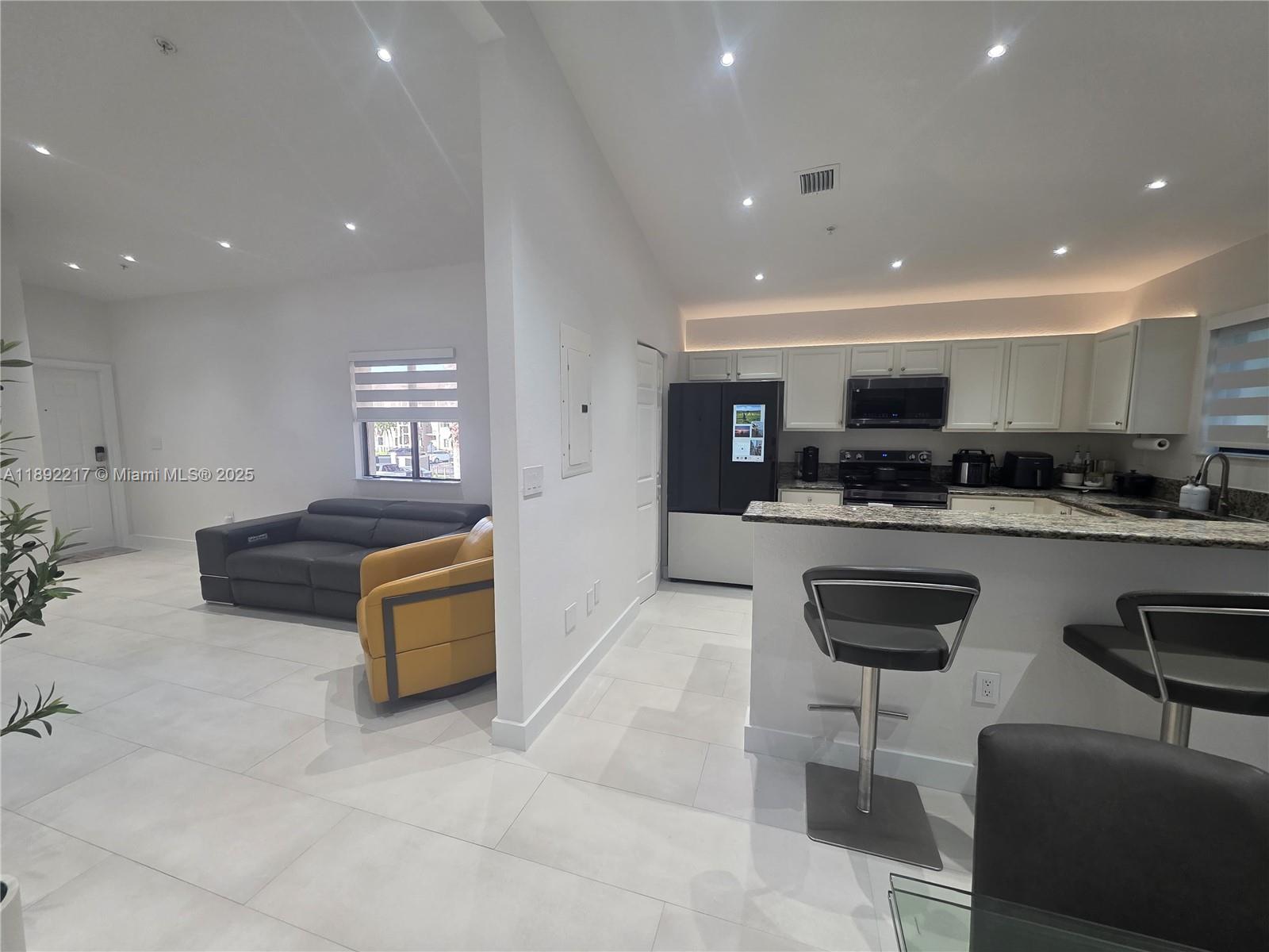 THE COURTS AT BAYSHORE II - Residential Lease