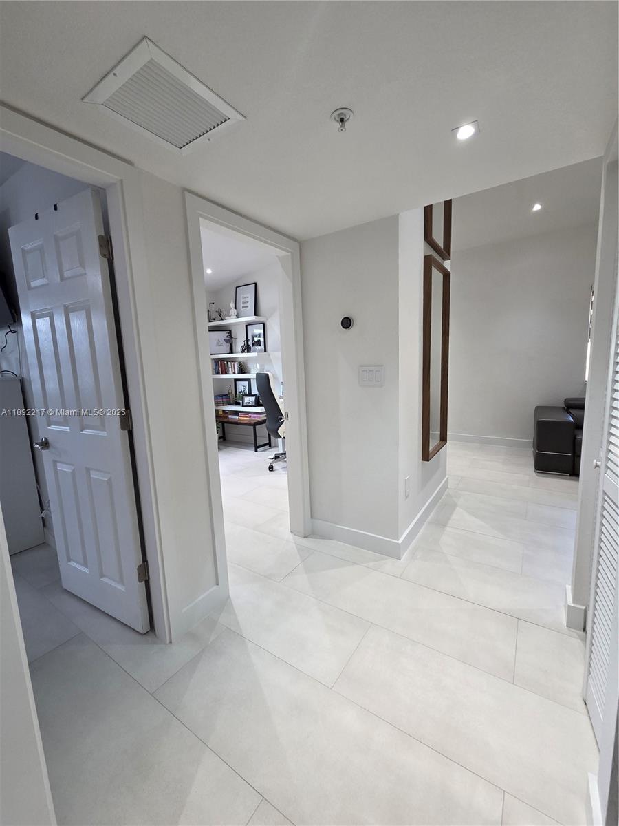 THE COURTS AT BAYSHORE II - Residential Lease