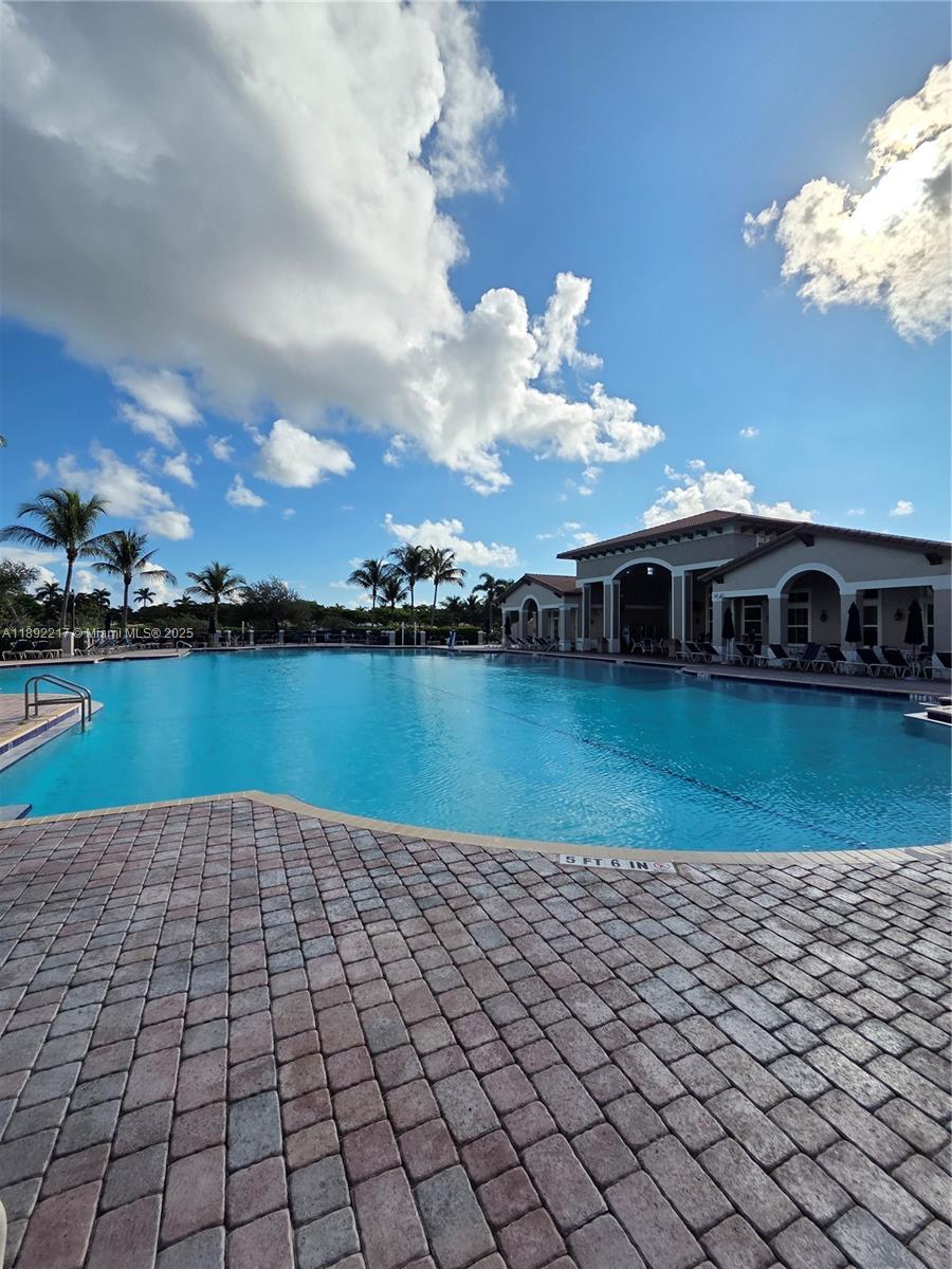 THE COURTS AT BAYSHORE II - Residential Lease