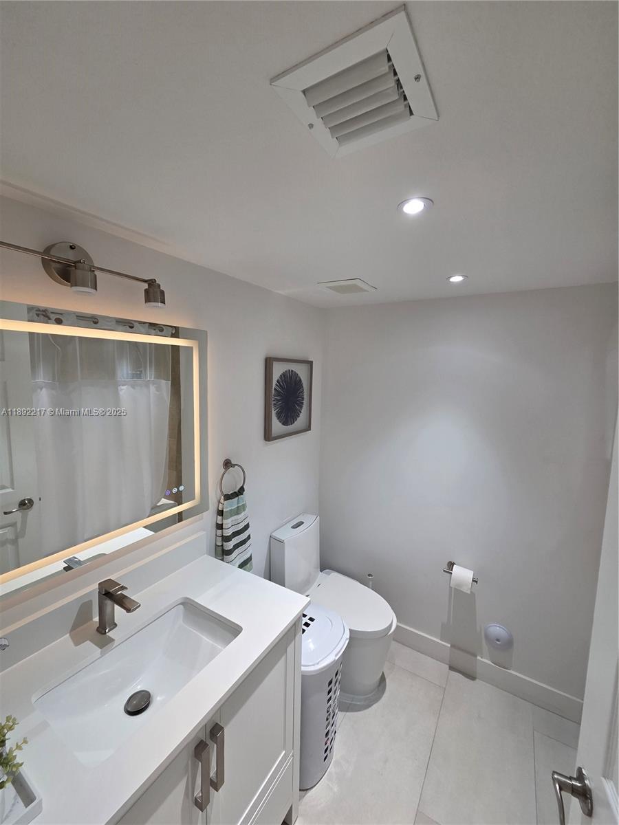 THE COURTS AT BAYSHORE II - Residential Lease