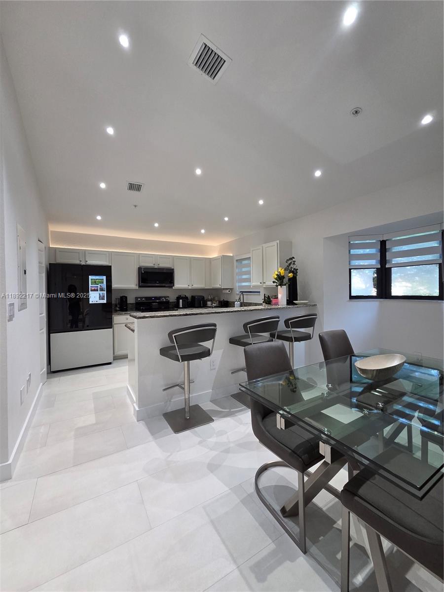 THE COURTS AT BAYSHORE II - Residential Lease